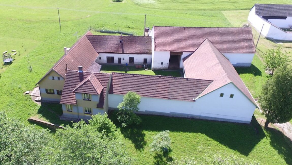 Prodej zemědělské usedlosti 770m2 s pozemkem 3800m2 v jihočeských Světcích