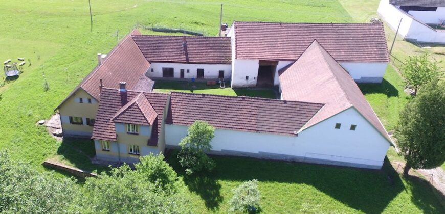 Prodej zemědělské usedlosti 770m2 s pozemkem 3800m2 v jihočeských Světcích