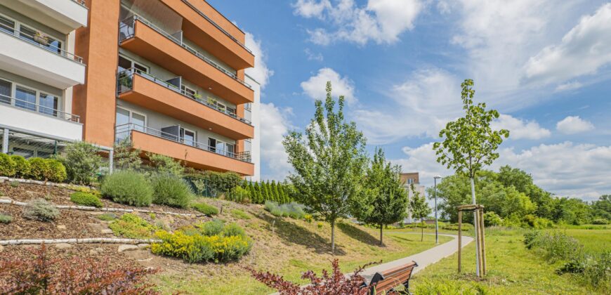 Prodej bytu 2+kk 53,2m2 se zahrádkou a garážovým stáním