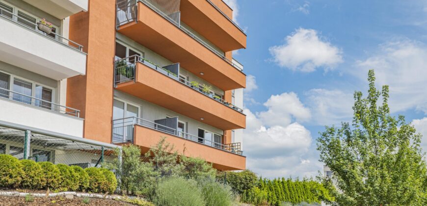 Prodej bytu 2+kk 53,2m2 se zahrádkou a garážovým stáním