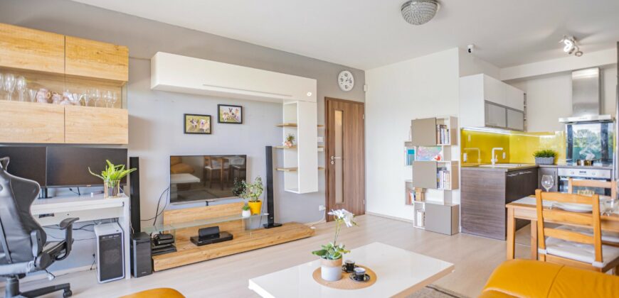 Prodej bytu 2+kk 53,2m2 se zahrádkou a garážovým stáním