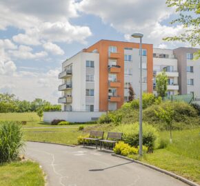 Prodej bytu 2+kk 53,2m2 se zahrádkou a garážovým stáním