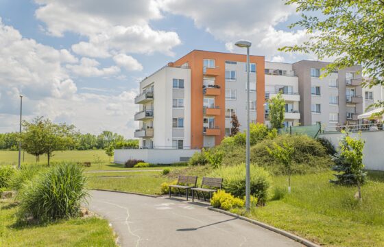 Prodej bytu 2+kk 53,2m2 se zahrádkou a garážovým stáním